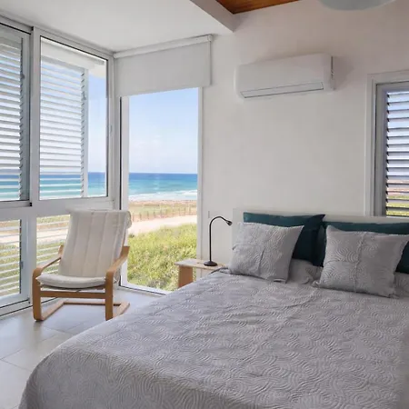Sandy Beachfront 3br - Villa