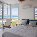 Sandy Beachfront 3br - Villa